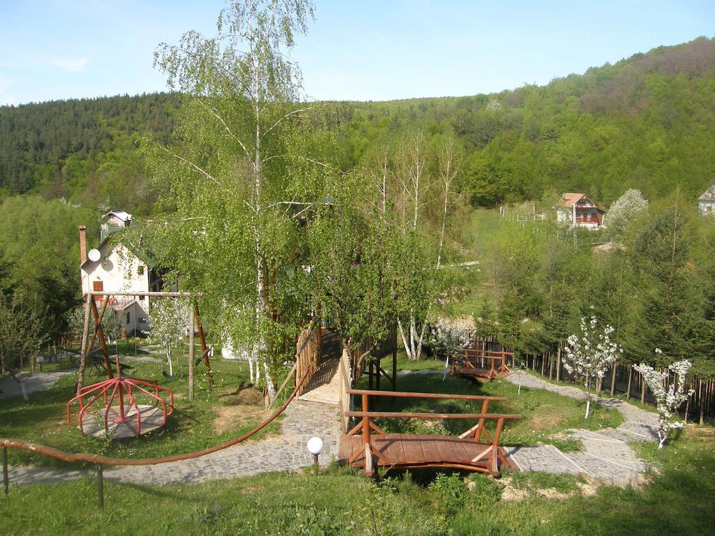 Mokus Panzio Bicfalau Exterior photo